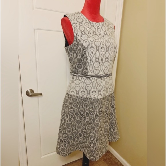 BELLE BADGLEY MISCHKA PRINTED SLEEVELESS DRESS - Picture 4 of 14